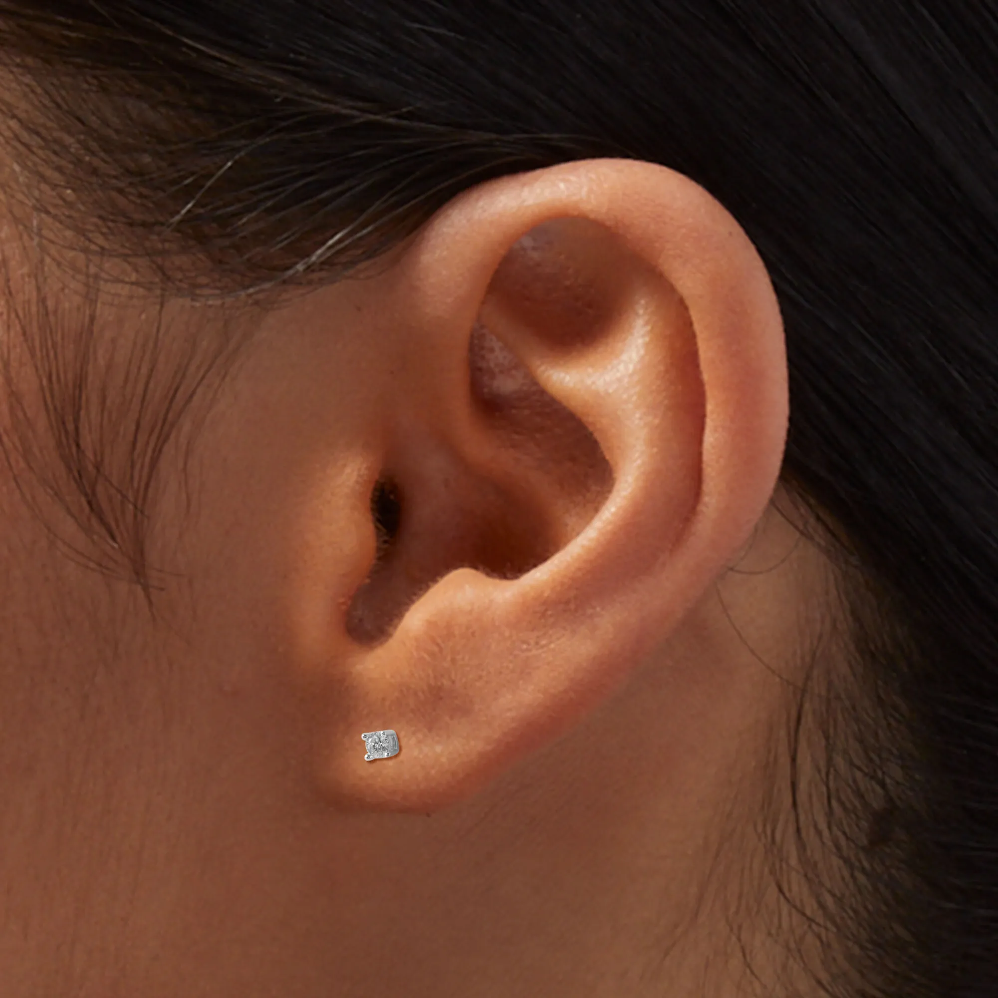 Clous d’oreilles 3 mm diamants de laboratoire panier rond poids total 1/10 carats couleur argentée C LUXE