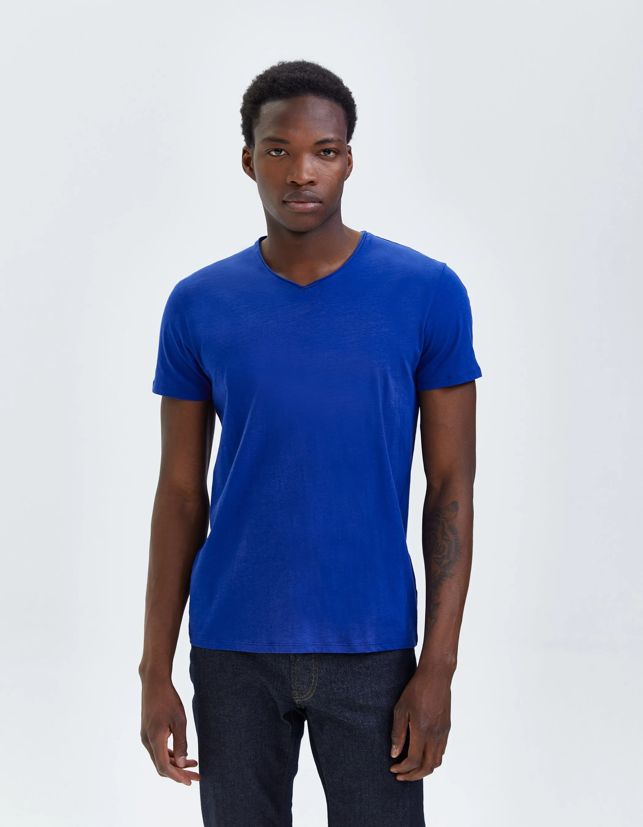 T-shirt L'Essentiel bleu électrique encolure V Homme